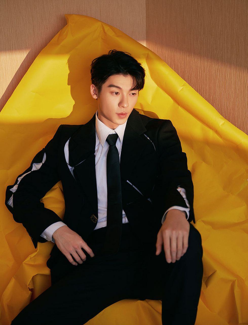 许光汉和程潇在综艺里毫无感情的营销cp上了热搜,内容是程潇喂许光汉