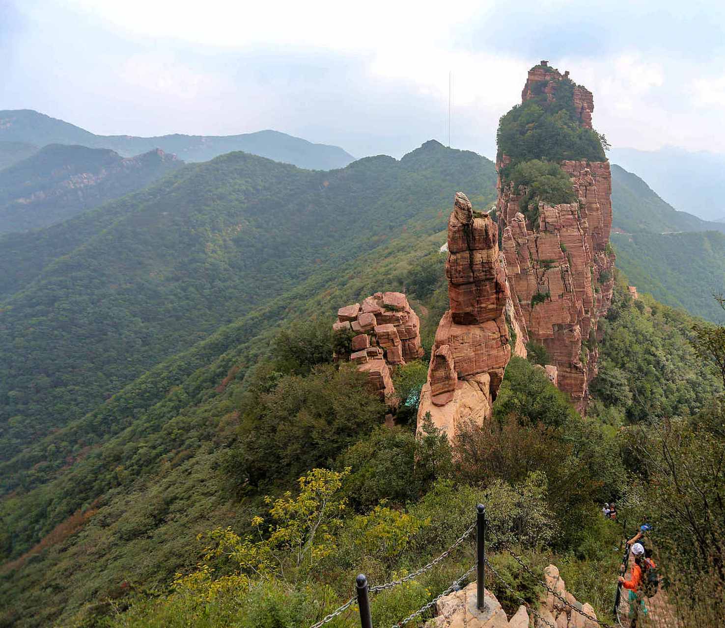 山西省临汾市乡宁县关王庙乡大河村的云丘山风景区是一个集自然风光