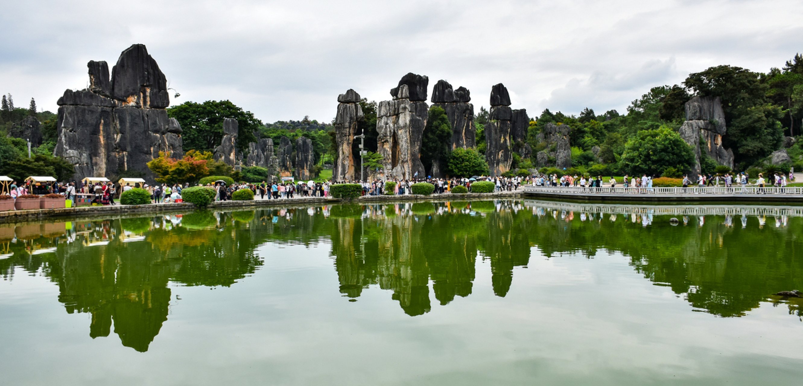 昆明石林是一个以岩溶地貌(喀斯特地貌)为主体的风景名胜区,在石林