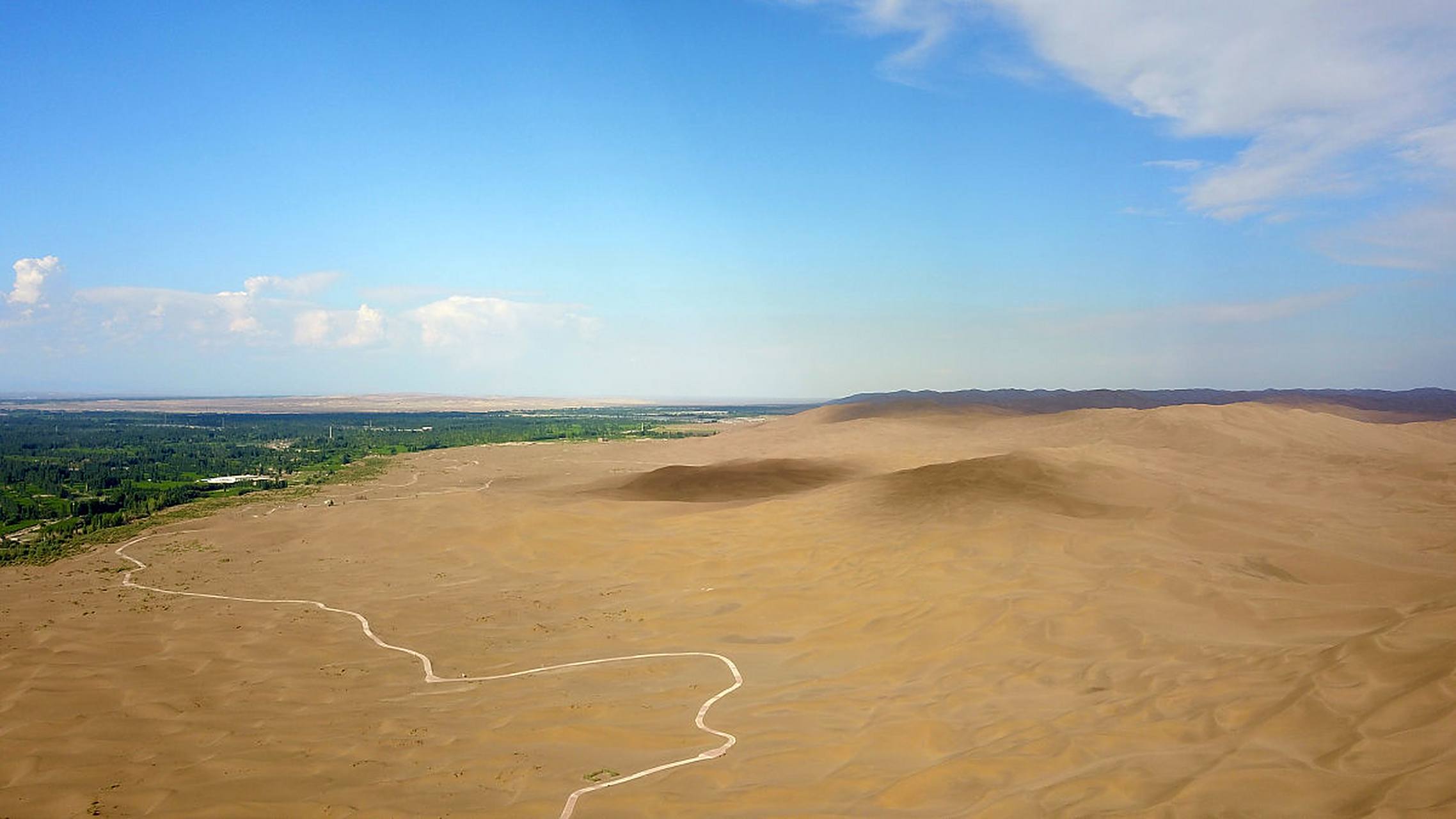 鄯善:与沙漠相连的城市  鄯善位于吐鲁番盆地东侧,是一座与沙漠相连的