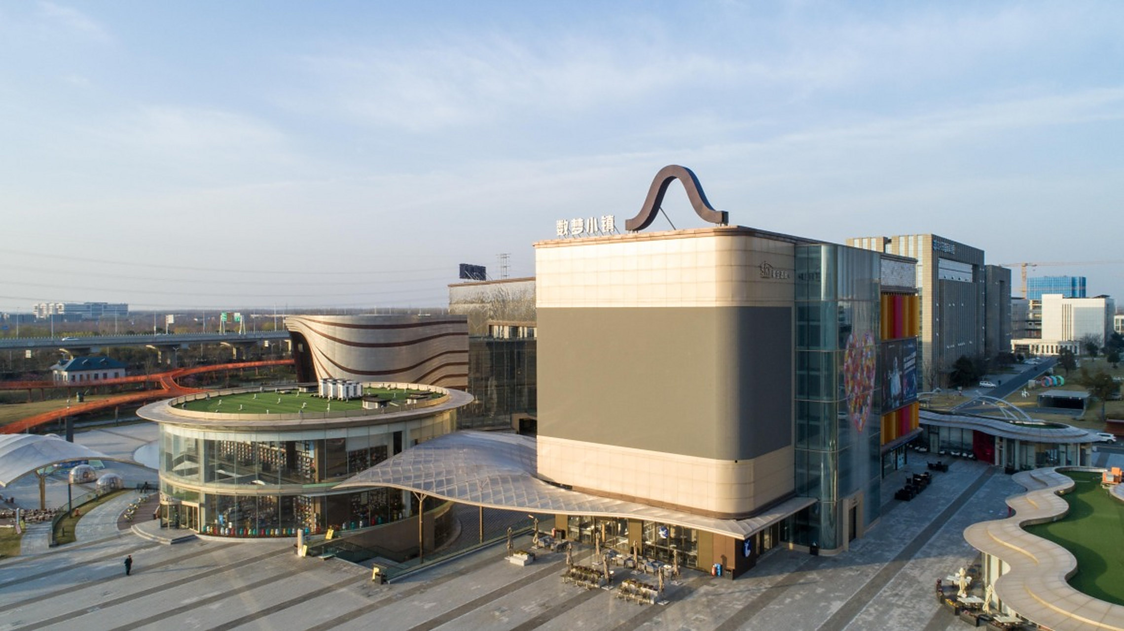 北京万达总部大楼被卖,引发了对于万达集团经营策略及未来走向的猜测.