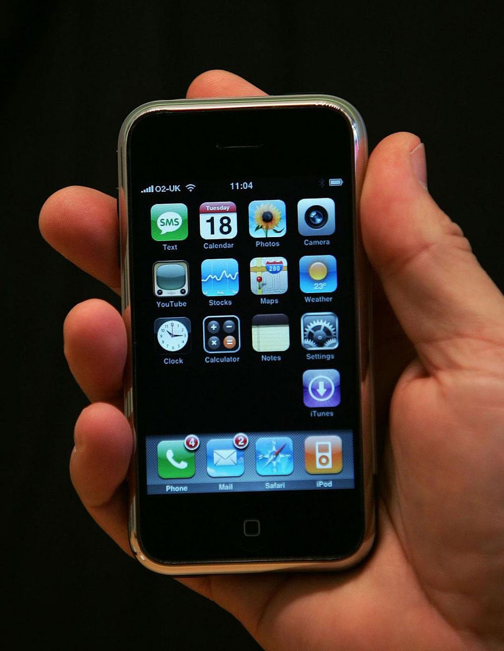 iphone 3g是苹果公司于2008年推出的一款经典智能手机.