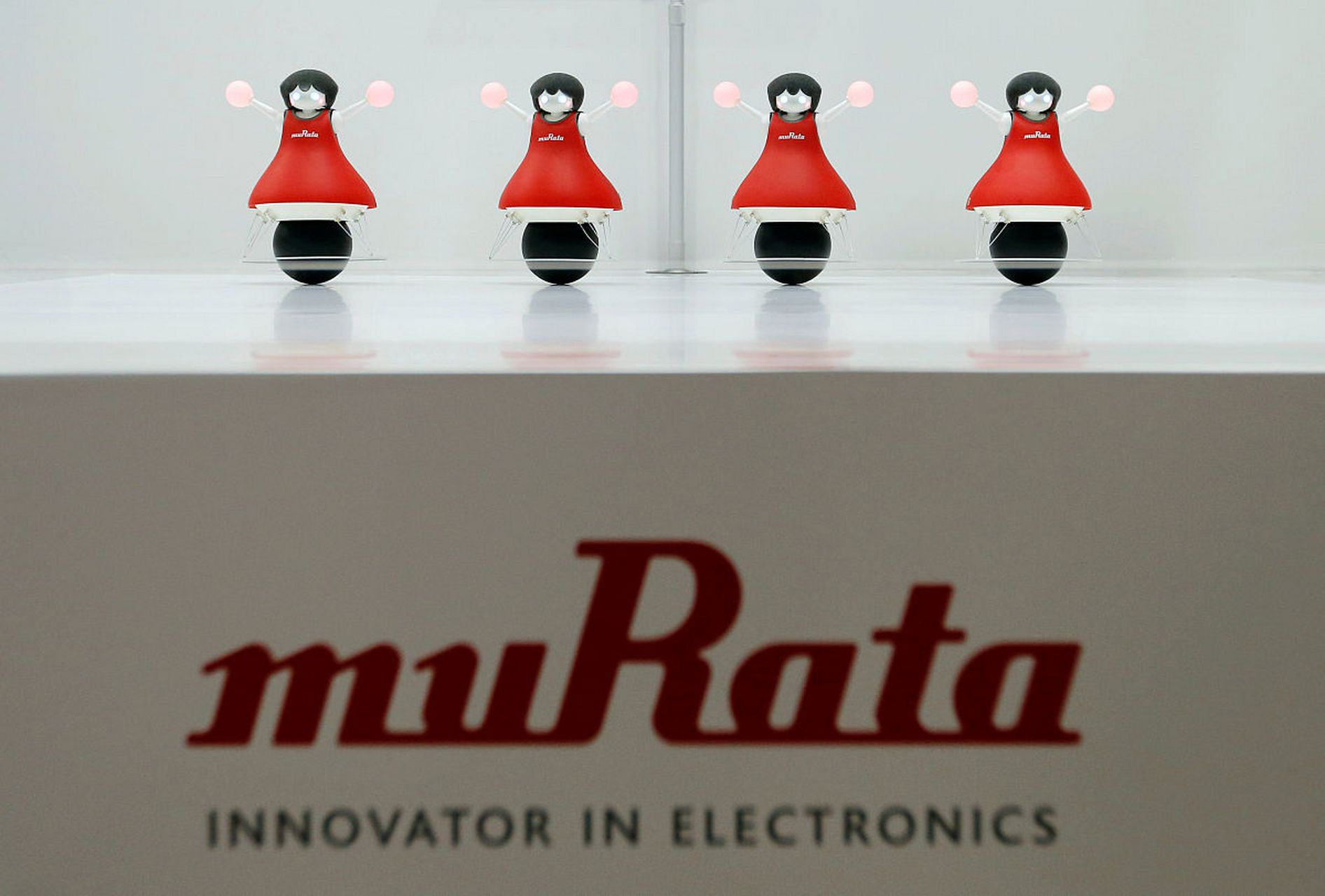 村田制作所的标志的最大特征就是在红色背景上印着白色大字"murata"