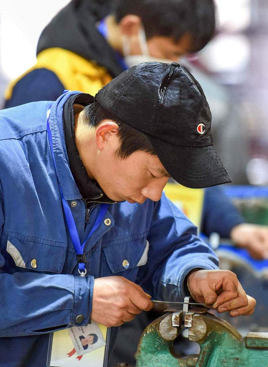 李华曾经是一个平凡的工厂工人,但他总是对自己的现状不满意!