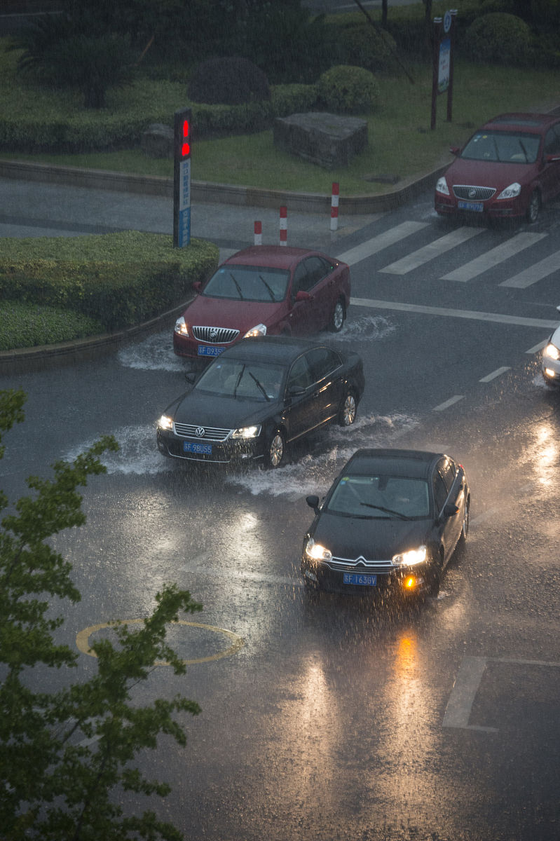 雨天汽车大灯起雾怎么办?