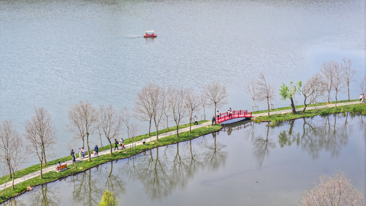 武汉东湖落雁景区:湖光山色间的诗意栖居  在繁华的武汉,有一处人间