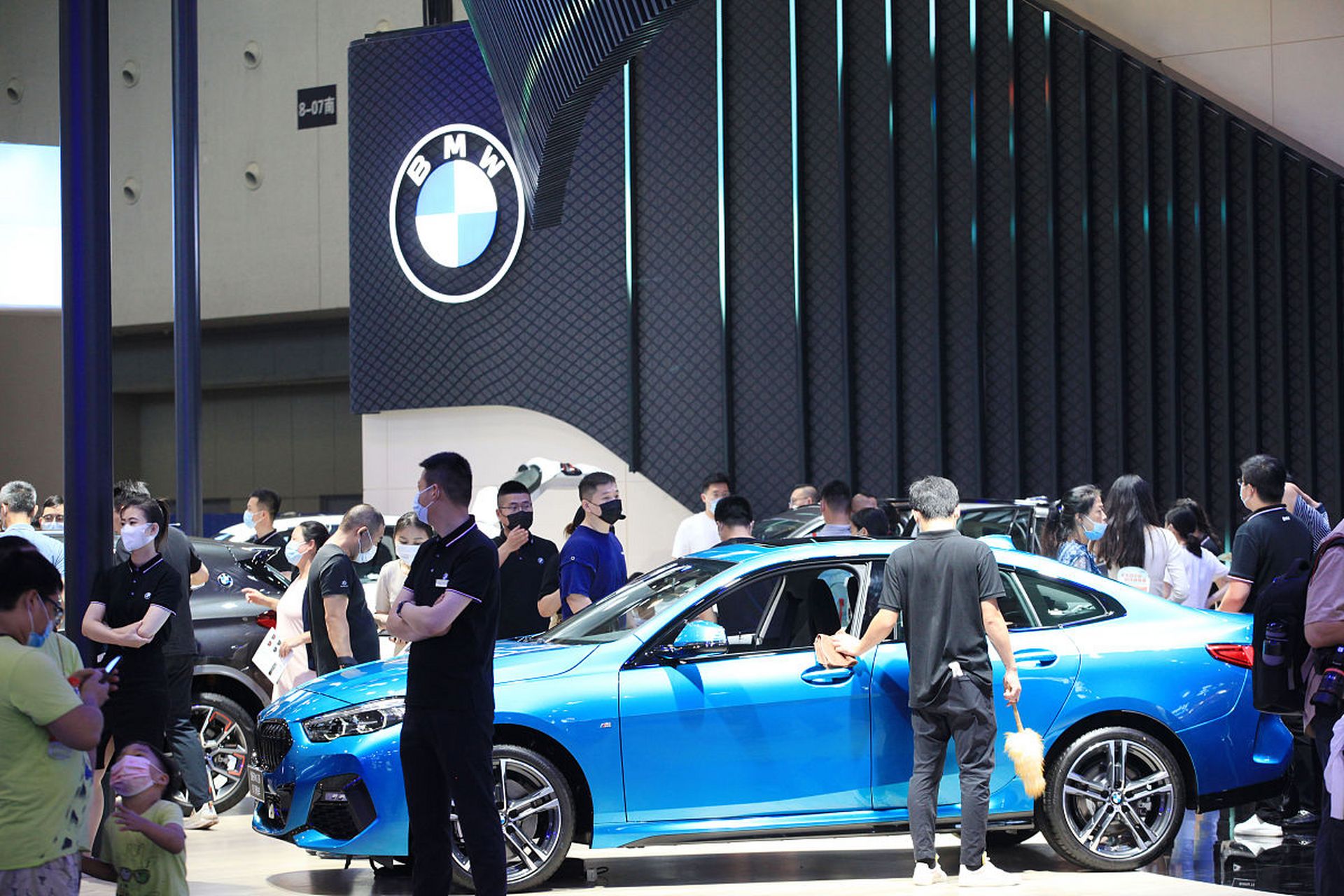 上海宝马车展,一个冰激凌而已,看这事闹的.