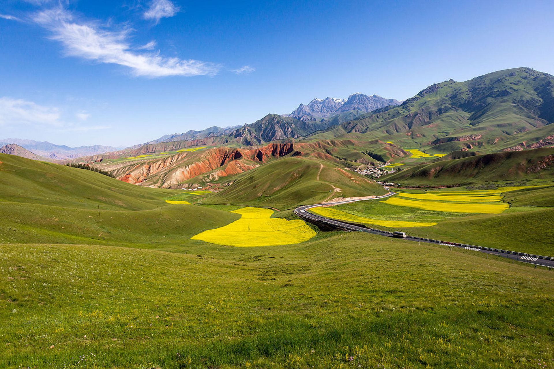 祁连山草原,位于中国青海省海北藏族自治州祁连县,是中国最美的草原
