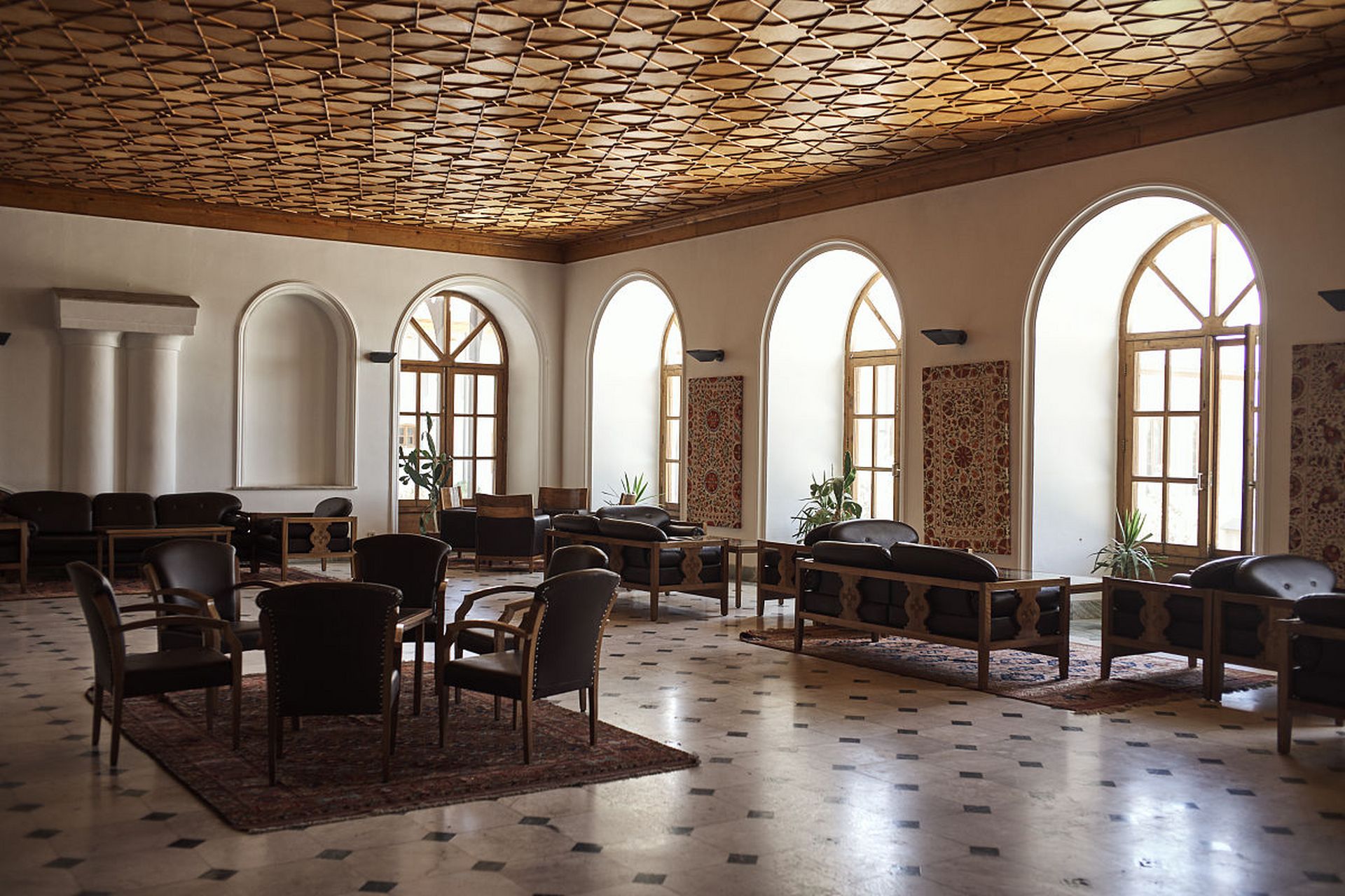 想当初,如果原总统加尼能像泽连斯基那样,誓死抵抗塔利班,美国等盟国