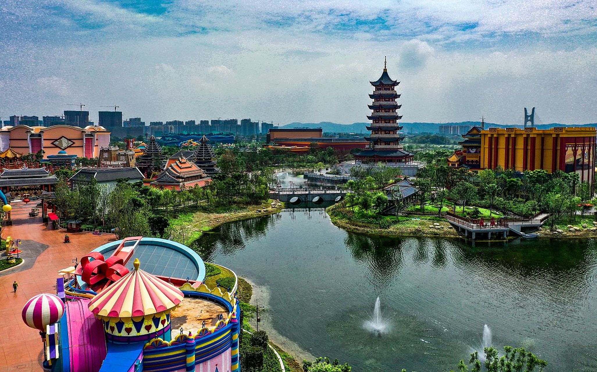 这个坐落在杭州湾新区跨海大桥南岸的乐园,集结了传奇故事与科技创新.