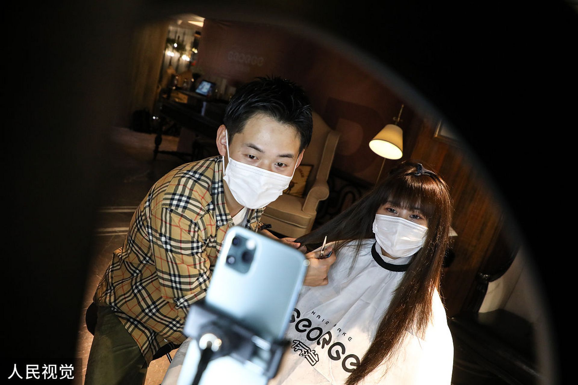 近日,朴叙俊绯闻女友在社交媒体上发布了一组火辣近照,引起了大量关注