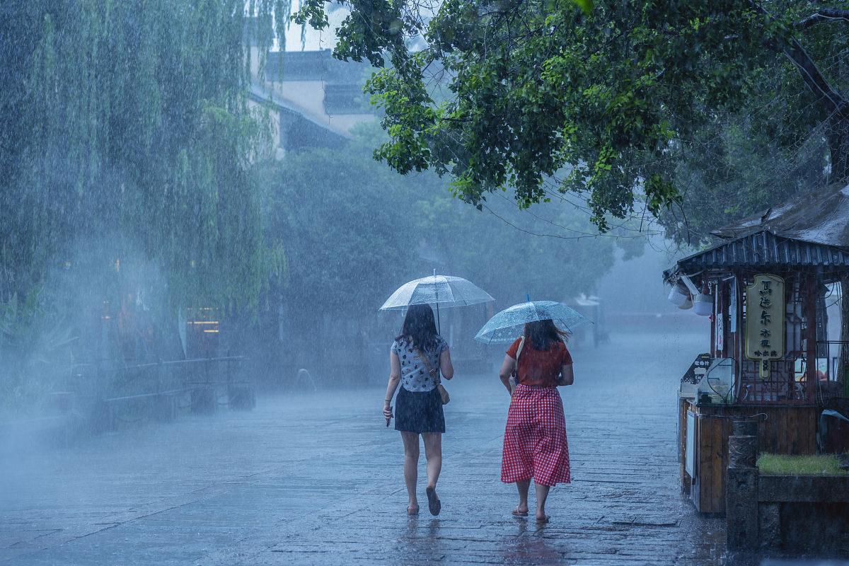 走在下雨的路上的图片图片