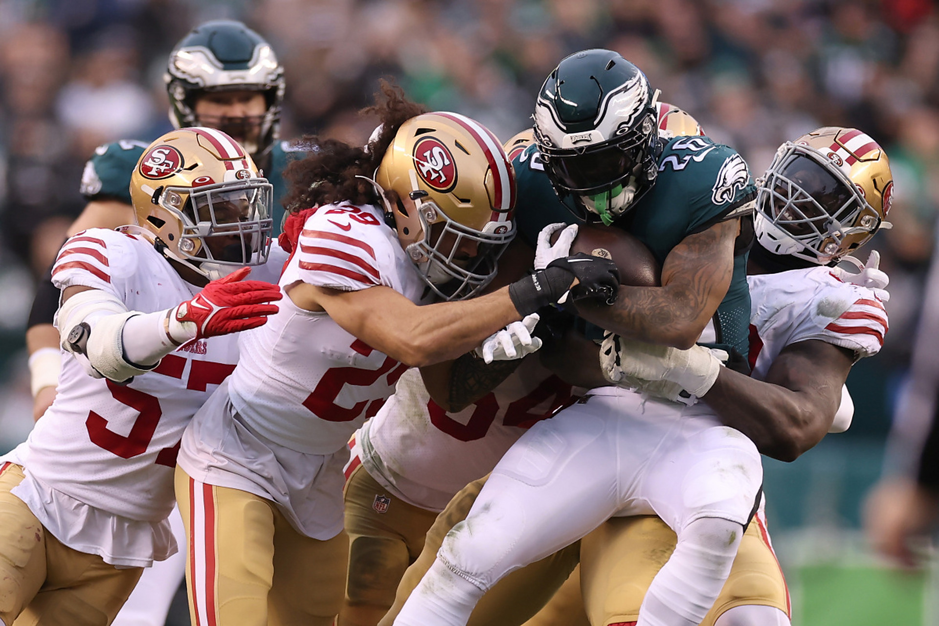 电影《弱点》讲述了一个无家可归的非洲裔男孩迈克尔·奥赫