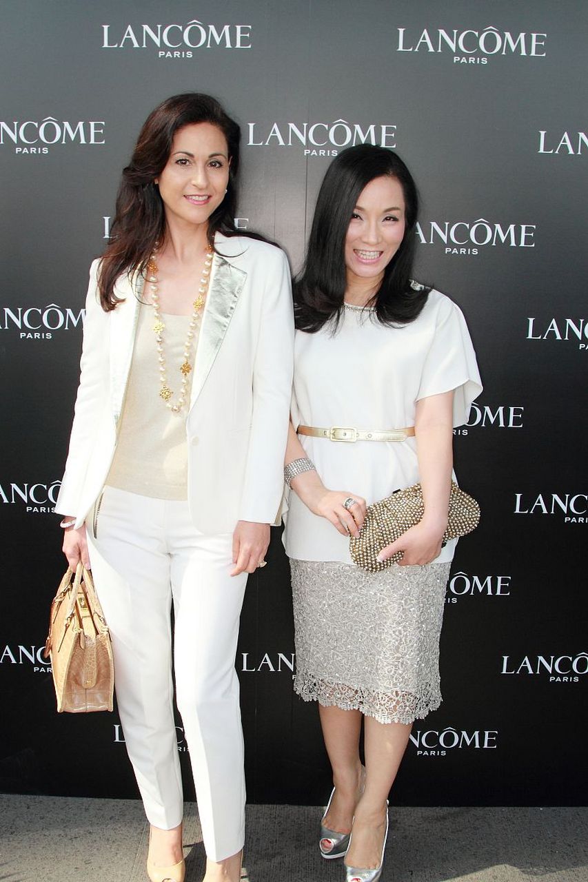 当年陈百强去世,赌王之女何超琼连续三十五年,每个月给他母亲十万元