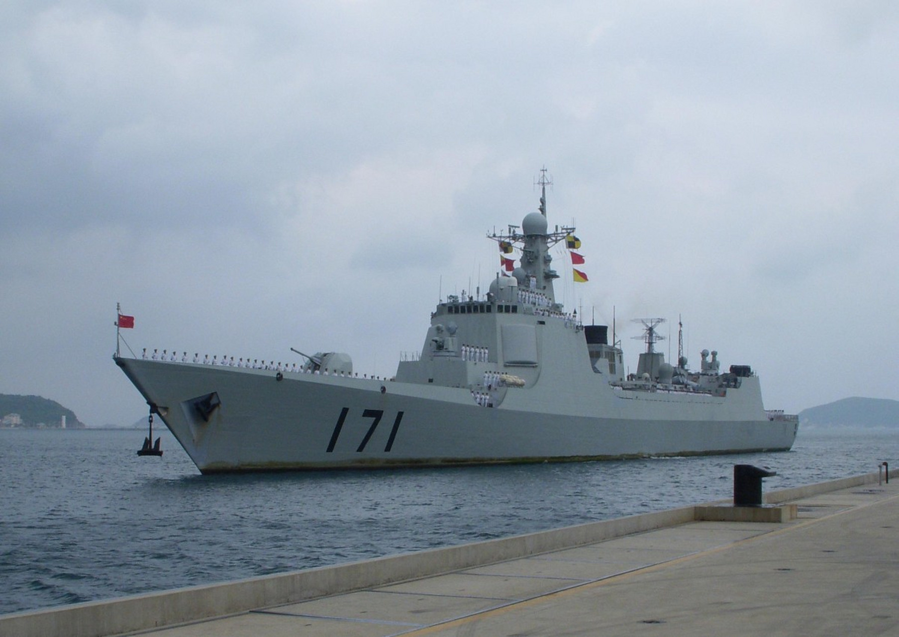 驱逐舰和护卫舰都是现代海军不可或缺的舰种,它们在功能,任务,作战