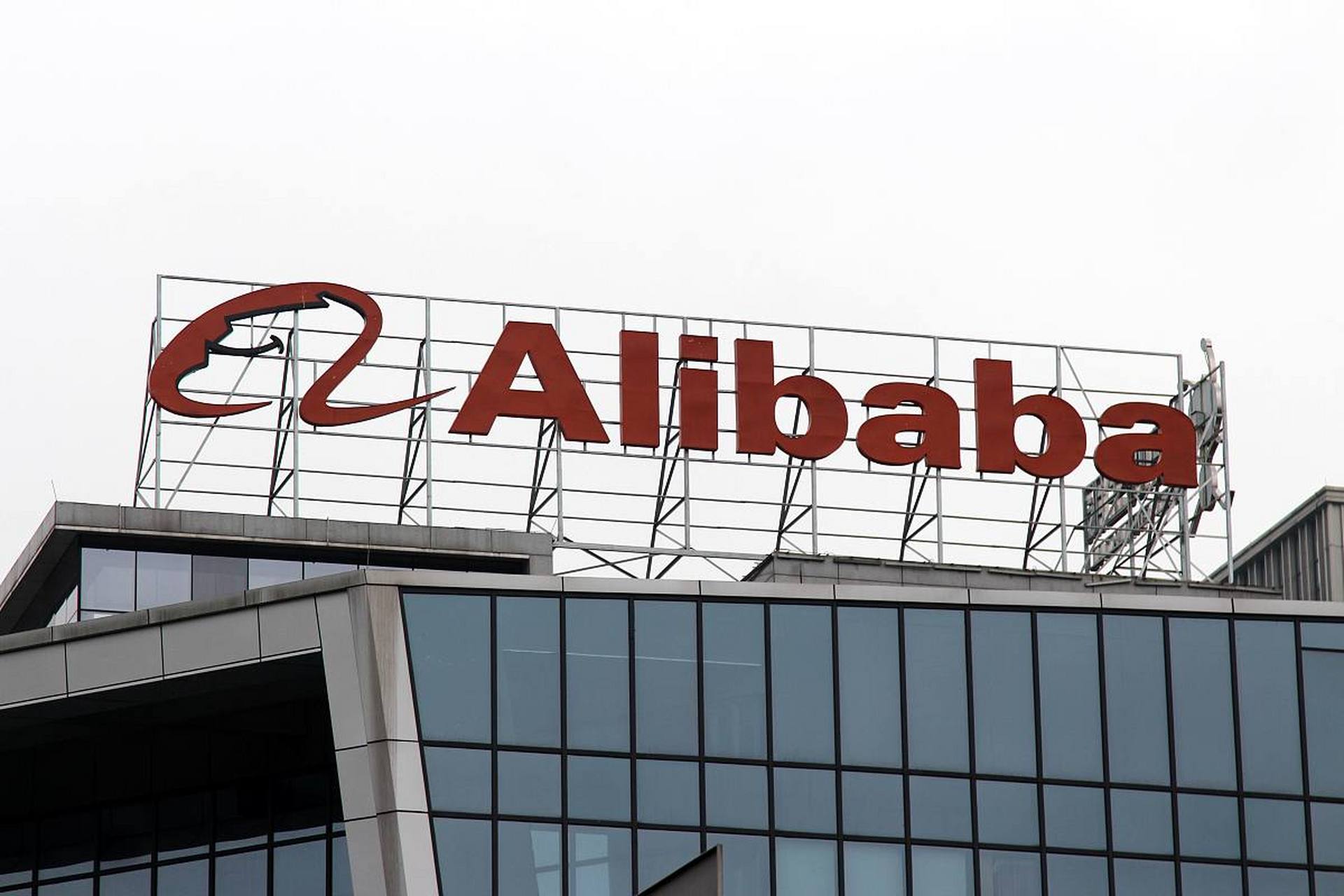 被阿里女员工一事搞得糊里糊涂 :华联员工张国问题很大.