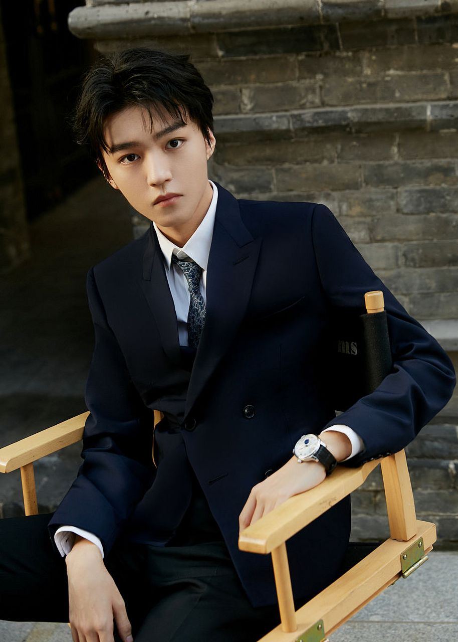 根据给出的线索,可以总结这位川渝地区w男顶流三个特征.