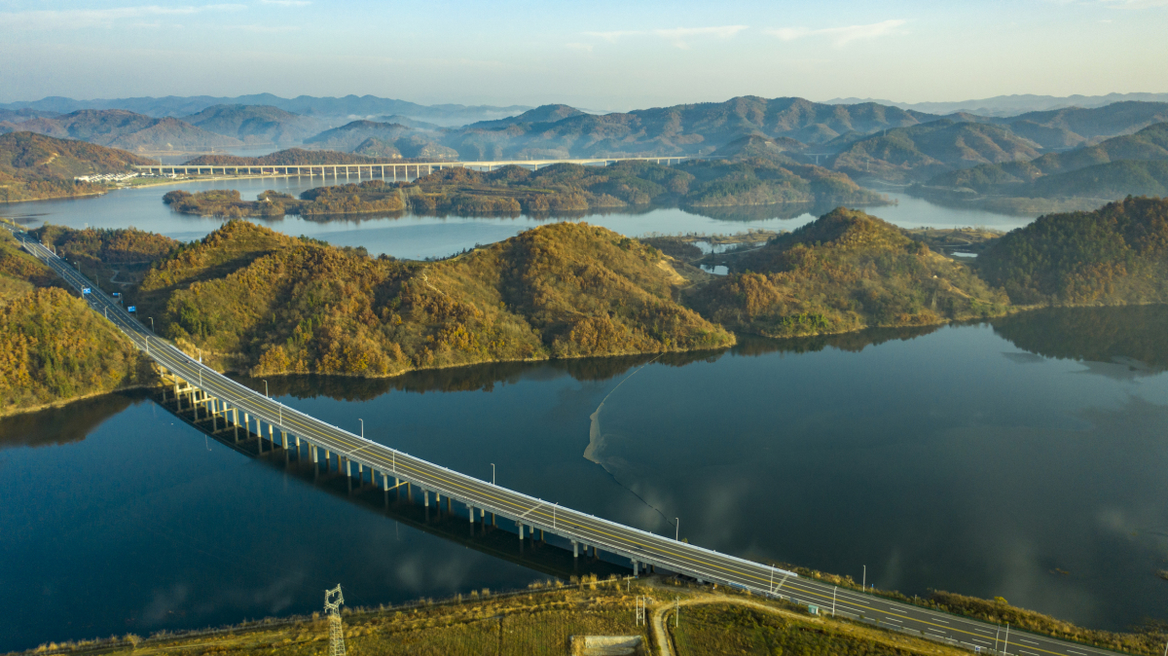 丹江口水库是位于湖北省丹江口市的大型水库,具有宏伟的水坝和风景