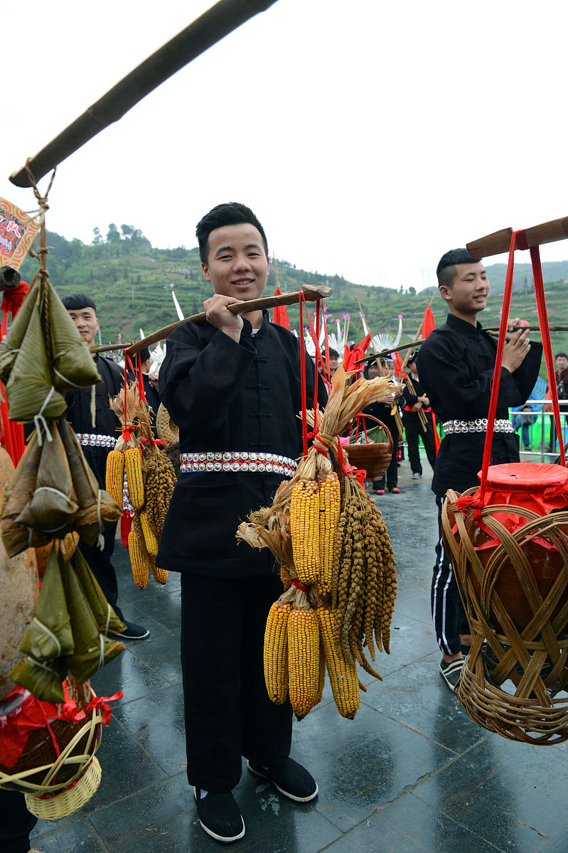 在贵州的苗寨,一个年轻的小伙子正在为找到合适的妻子而犯愁