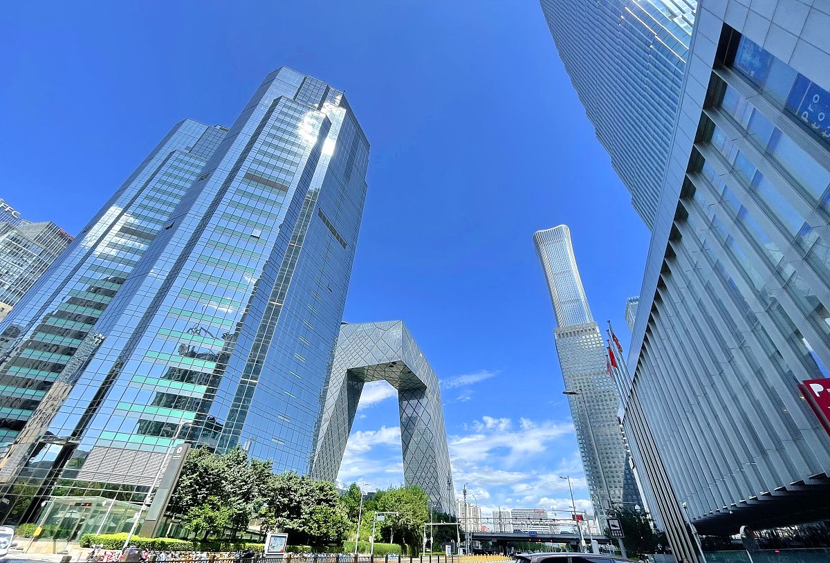 北京财富金融中心的雕塑:"理想"的金融人士