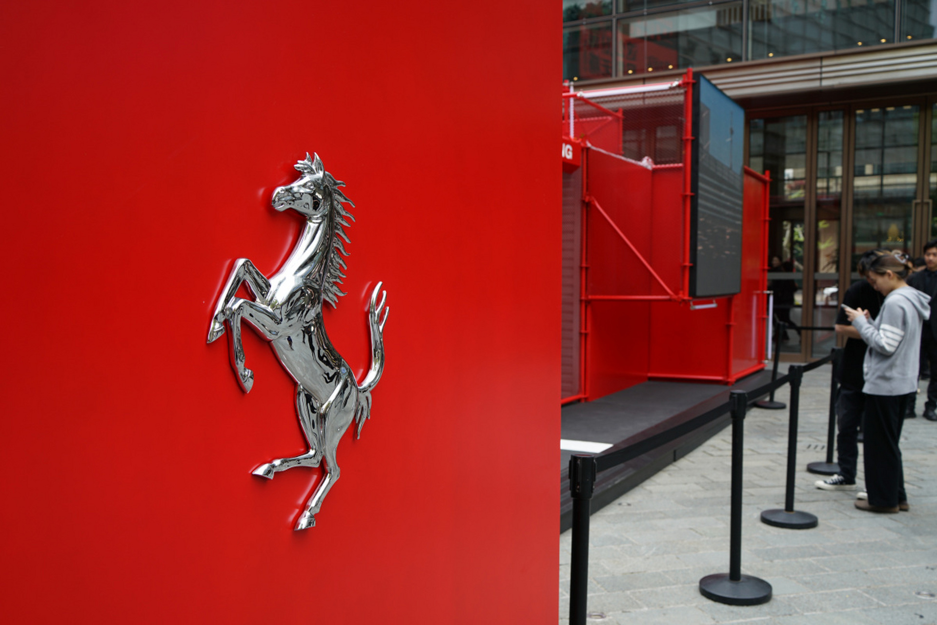 法拉利车标源于意大利飞行员弗朗西斯科·巴拉卡的战机标志,是一匹