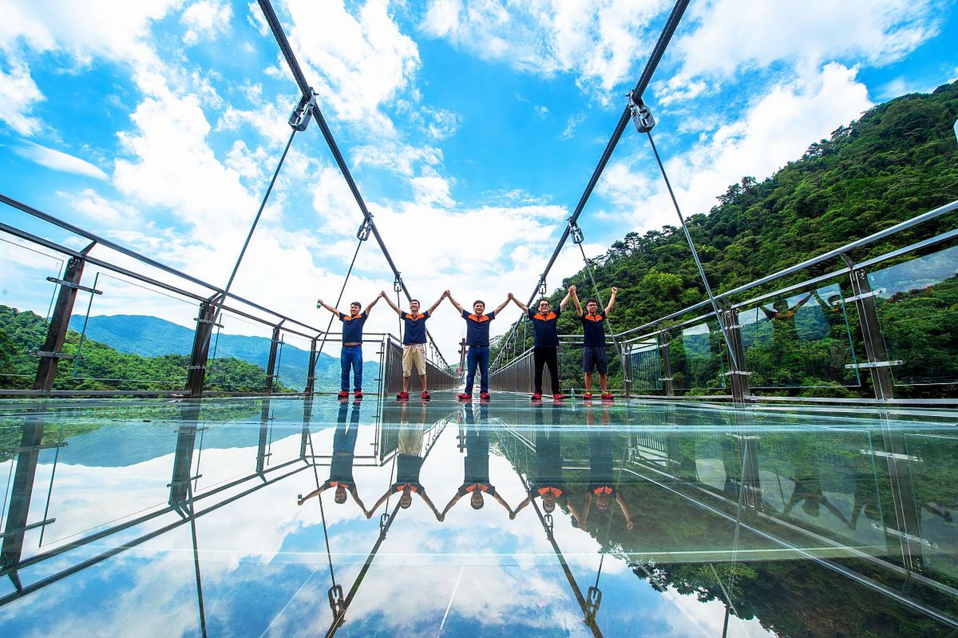 古龙峡云天玻霸游客可以乘坐单级户外扶梯,一路直达云天玻霸的玻璃桥.