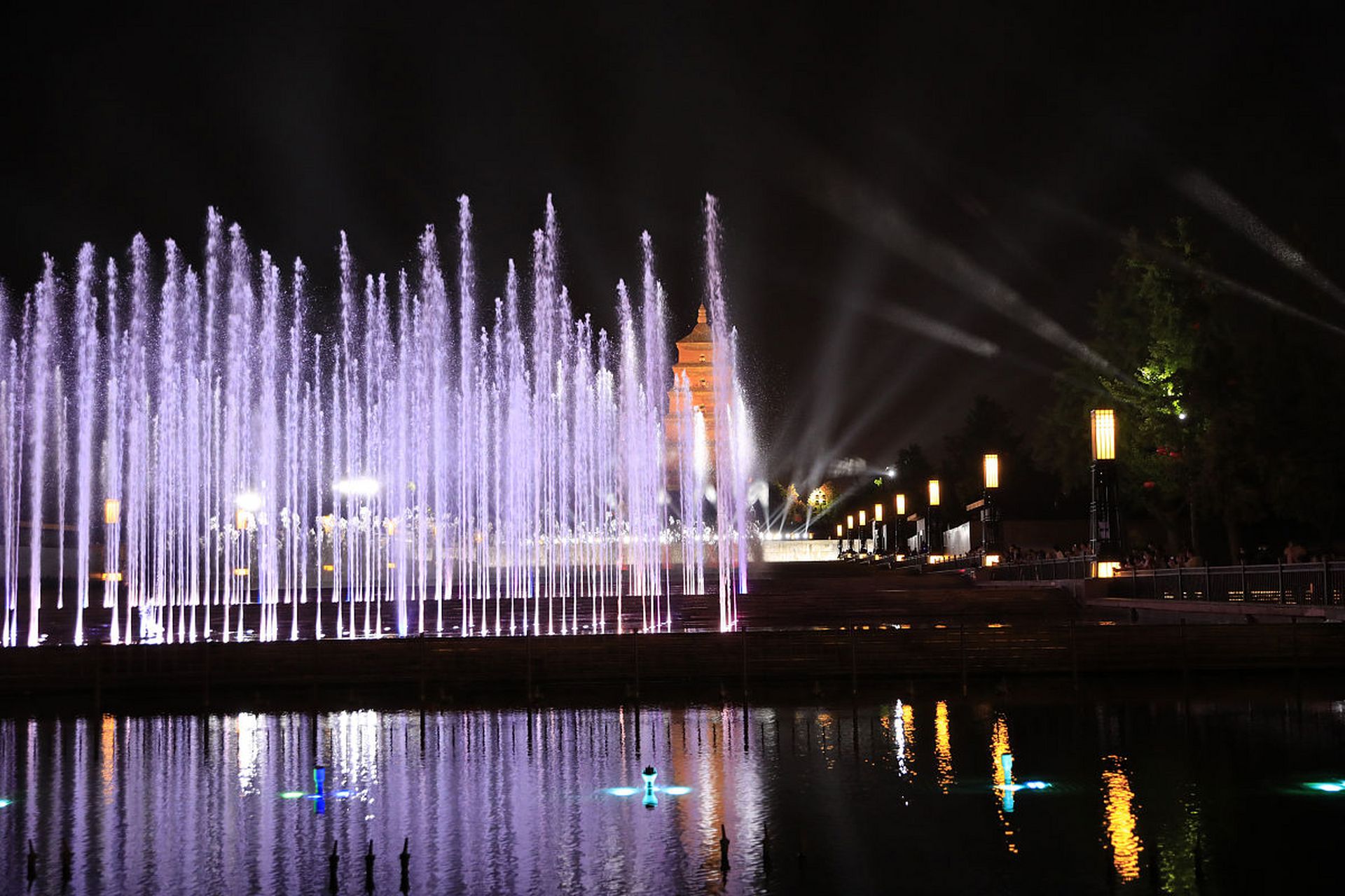 昨晚有幸去体验了一把嘉润喷泉,简直震撼到不行!