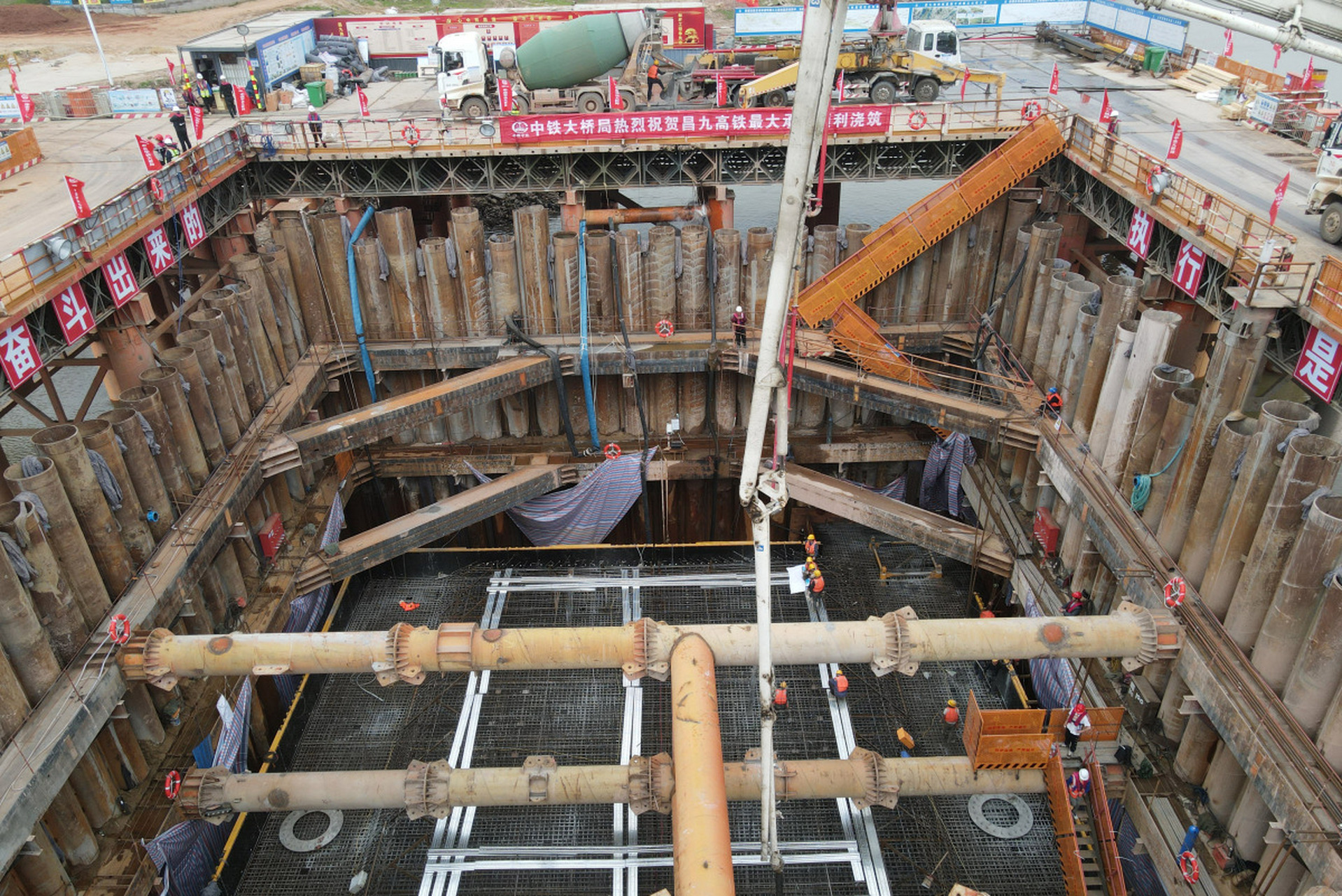 地下连续墙施工安全技术交底内容: 1.施工前必须制订严格的安全制度.