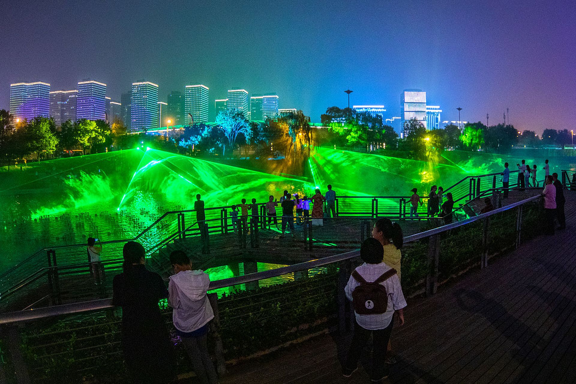 灯都生态湿地公园夜景图片