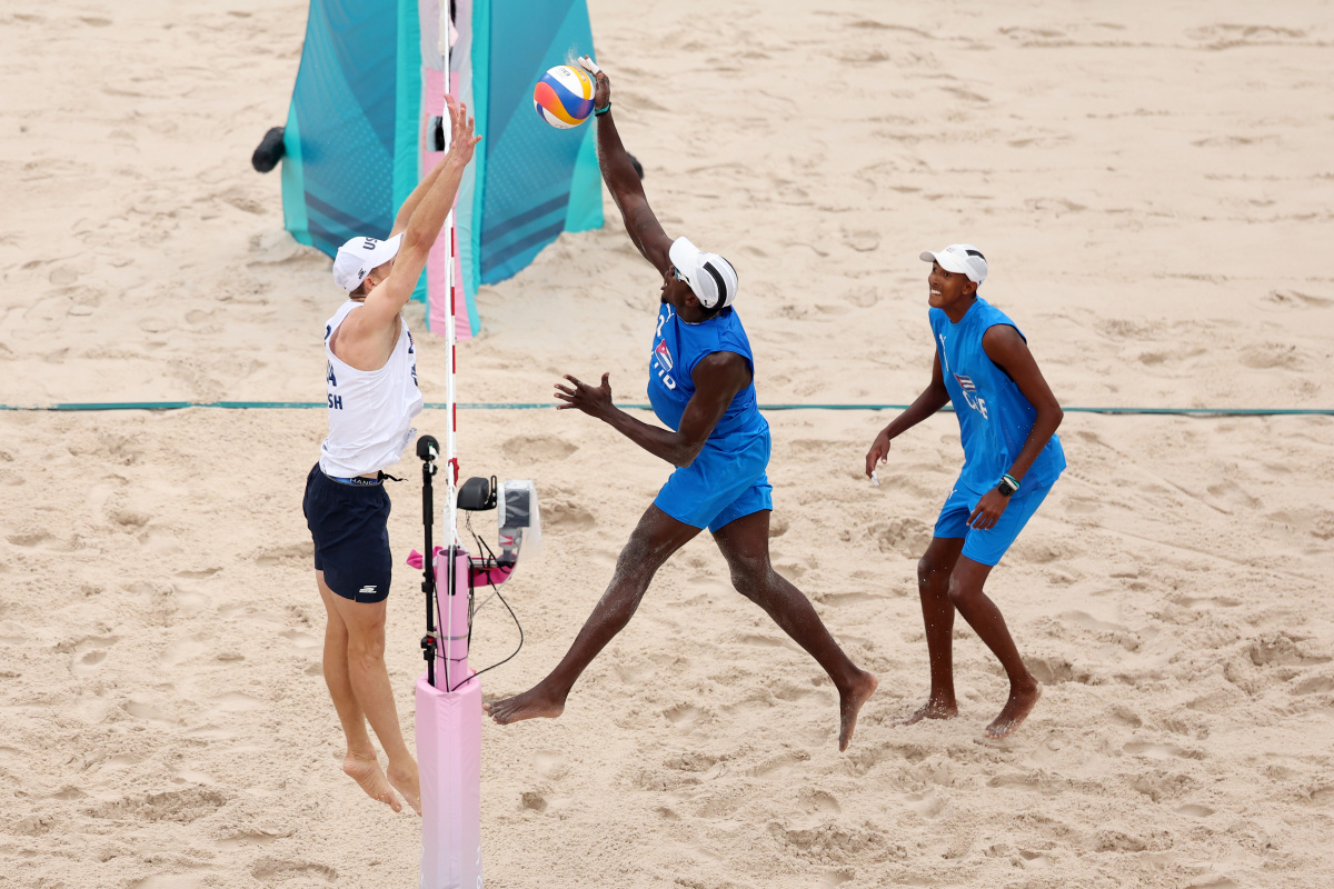 看到2024巴黎奥运会的沙滩排球比赛场,竟然是搭在埃菲尔铁塔下的战神