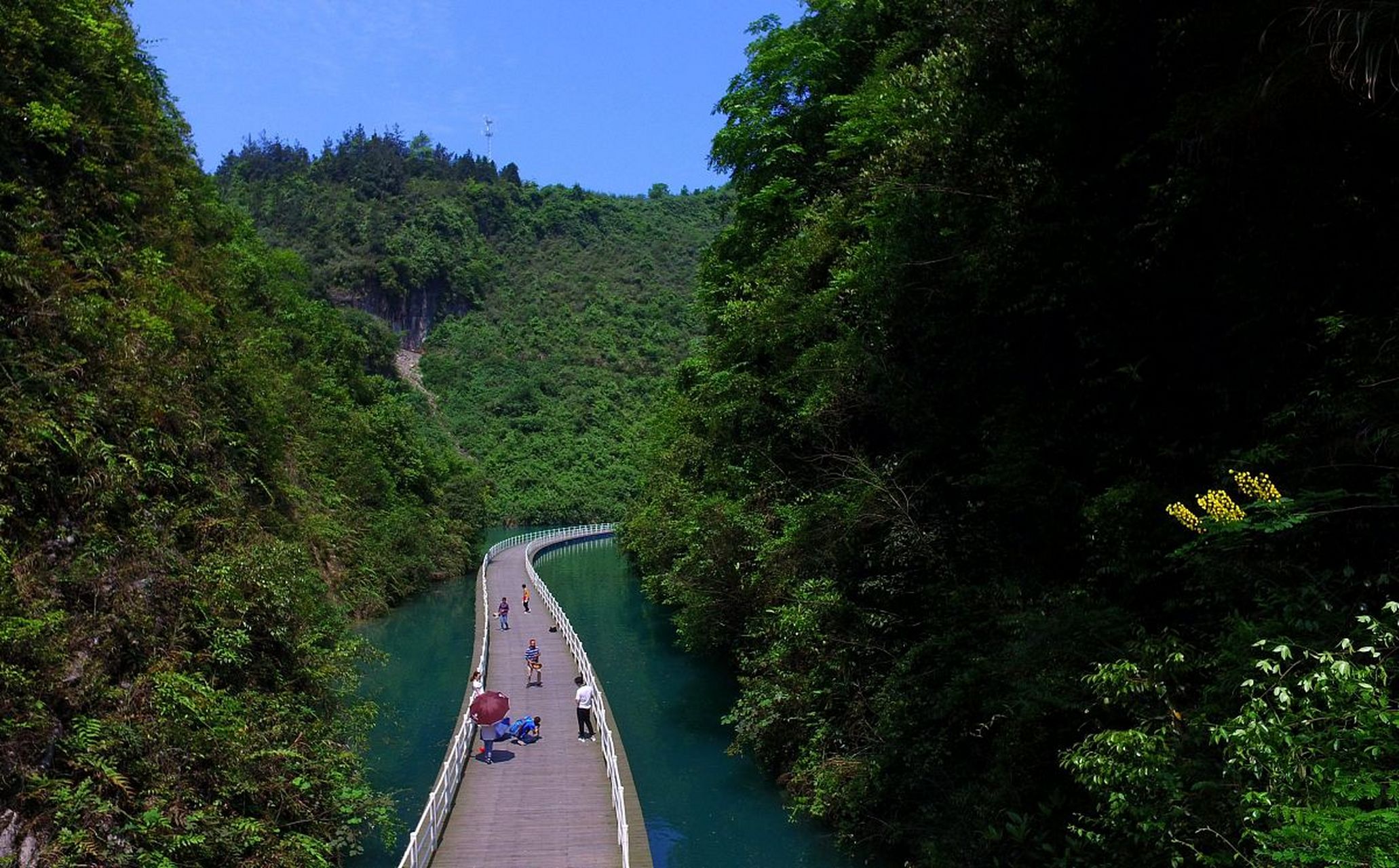 湖北恩施宣恩县狮子关旅游区网红景点"水上浮桥"发生坠车事件后,水上