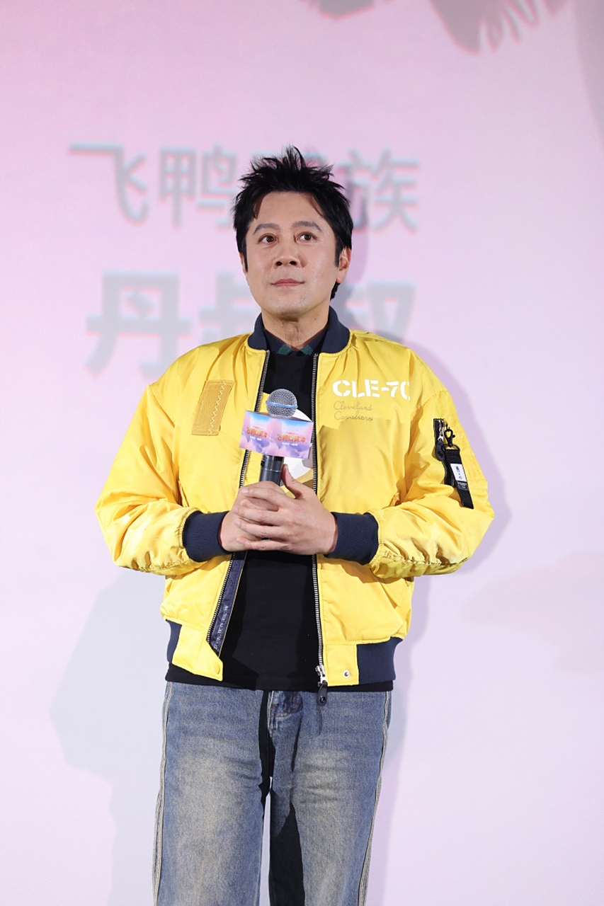 蔡国庆认为年龄不能定义人生,保持年轻心态和追求才是关键.