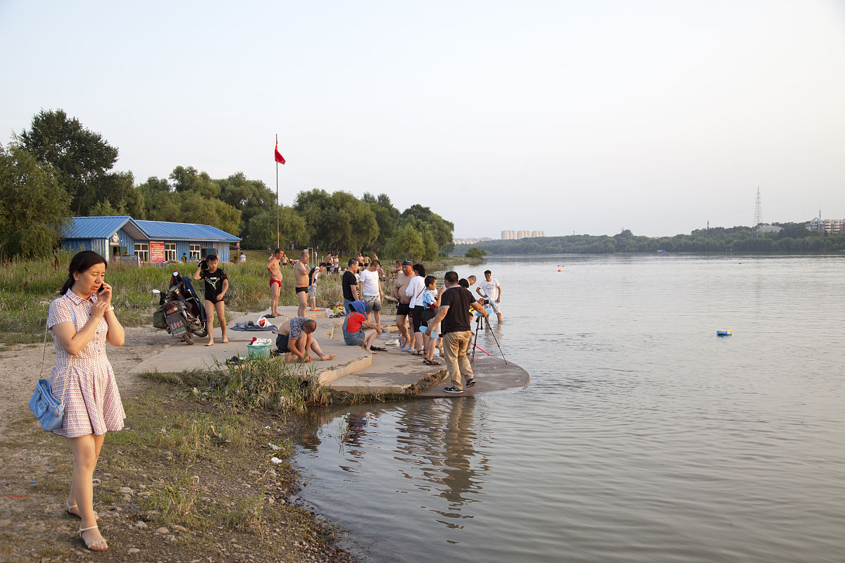 哈尔滨的松花江畔,夏日避暑的江边漫步?