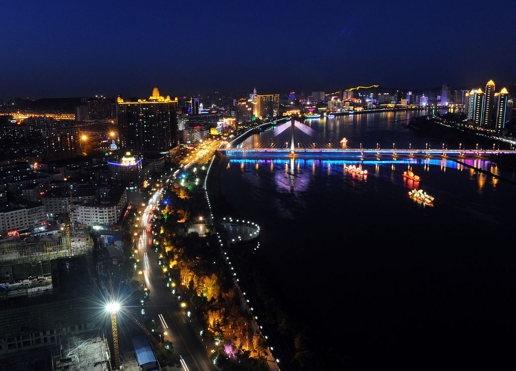 网红打卡地辽宁杠杠滴# #美好辽宁欢迎您# 本溪的夜景 #振兴新突破