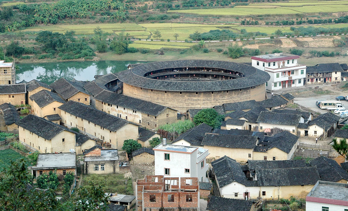 龙岩市的永定县客家围龙屋如何成为夏天的热门景点?