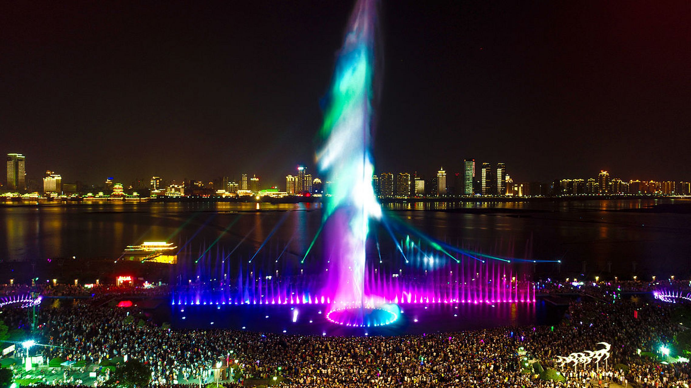 南昌的秋水广场,犹如一颗璀璨的明珠,静静地躺在红谷滩新区的怀抱中