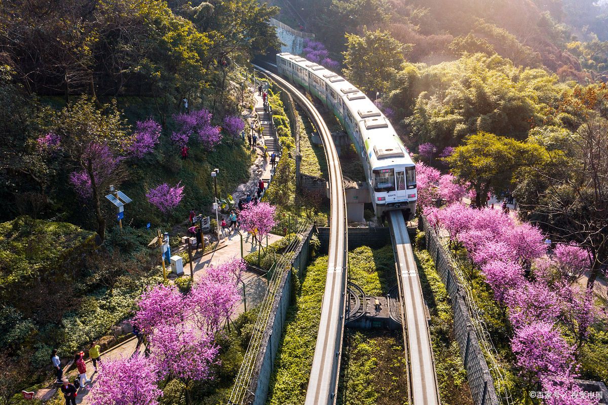 佛图关公园位于重庆城西三公里,紧邻鹅岭公园,是原巴渝十二景之一的"