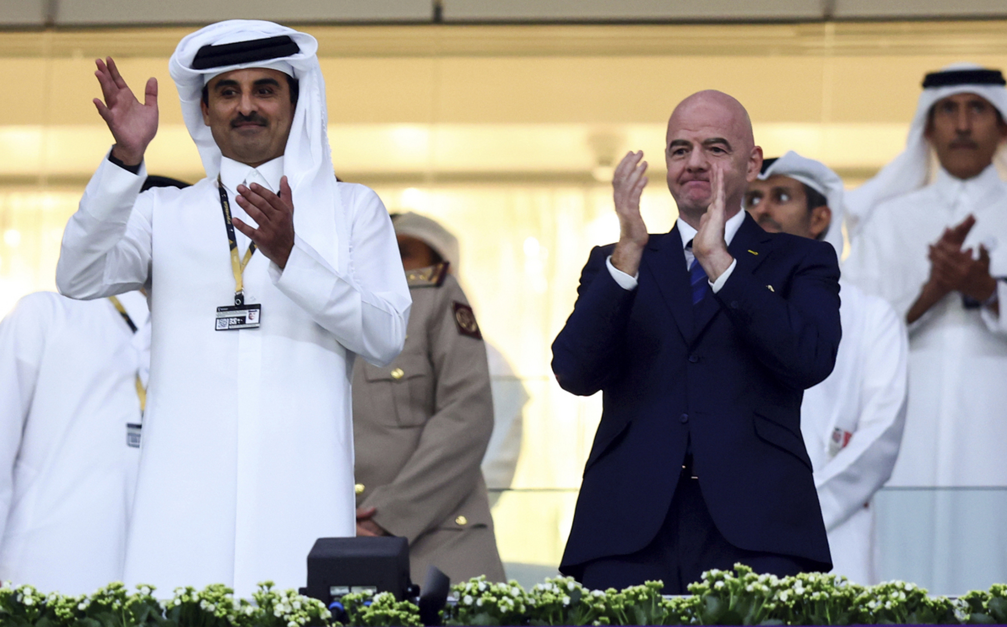 1995年,卡塔尔国王外出度假,王储哈马德趁机将国王踹下王位,顺利登基