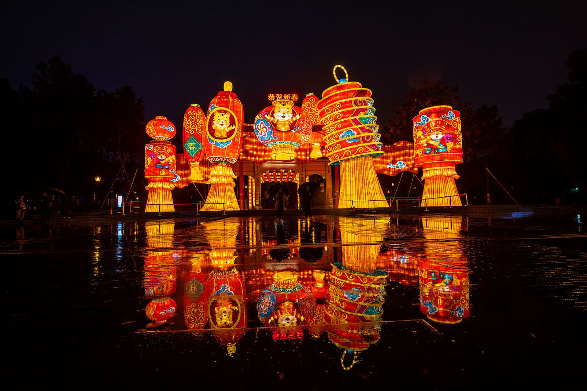 春游自贡灯会,这座位于四川腹地的"南国灯城",其历史可追溯至千年前