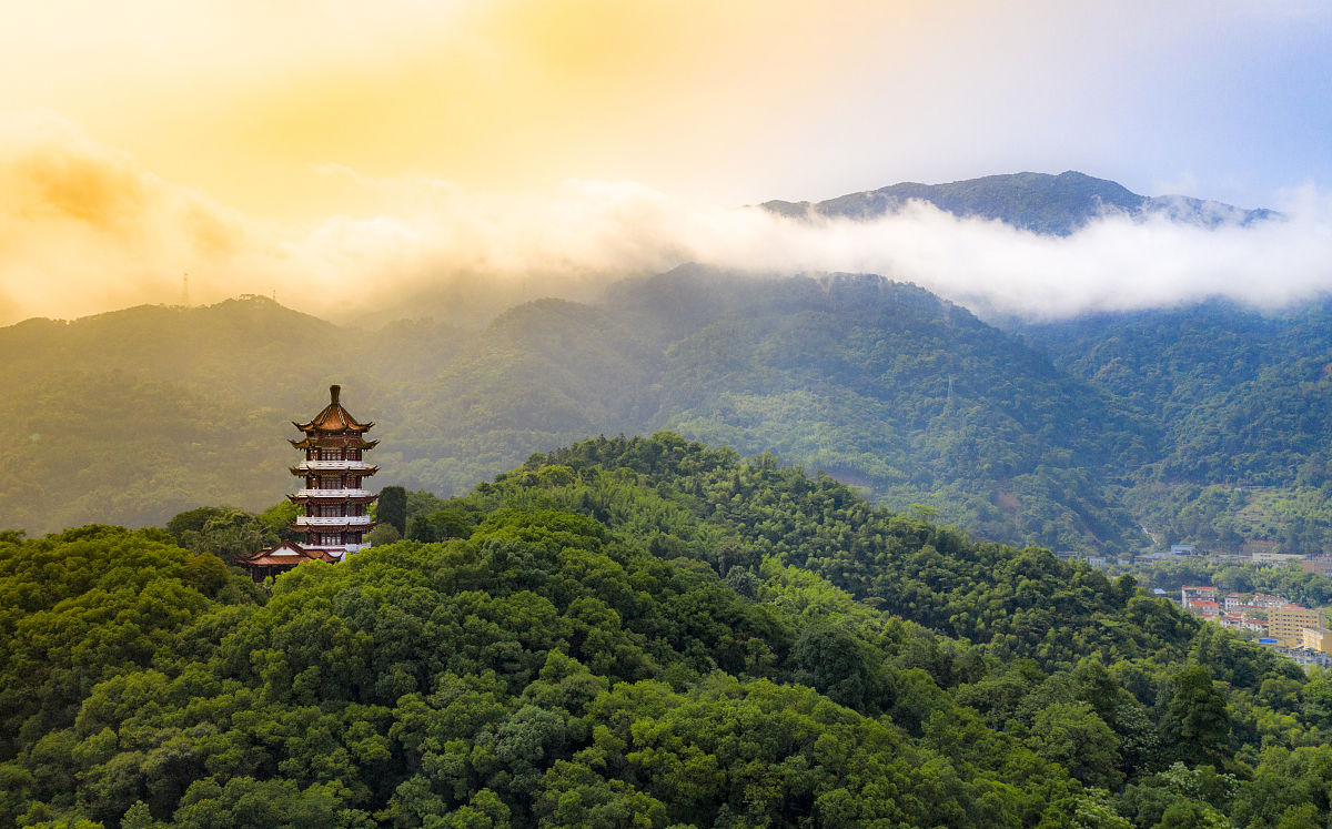 三明是福建省的一个地级市,拥有丰富的自然风光和历史文化遗产