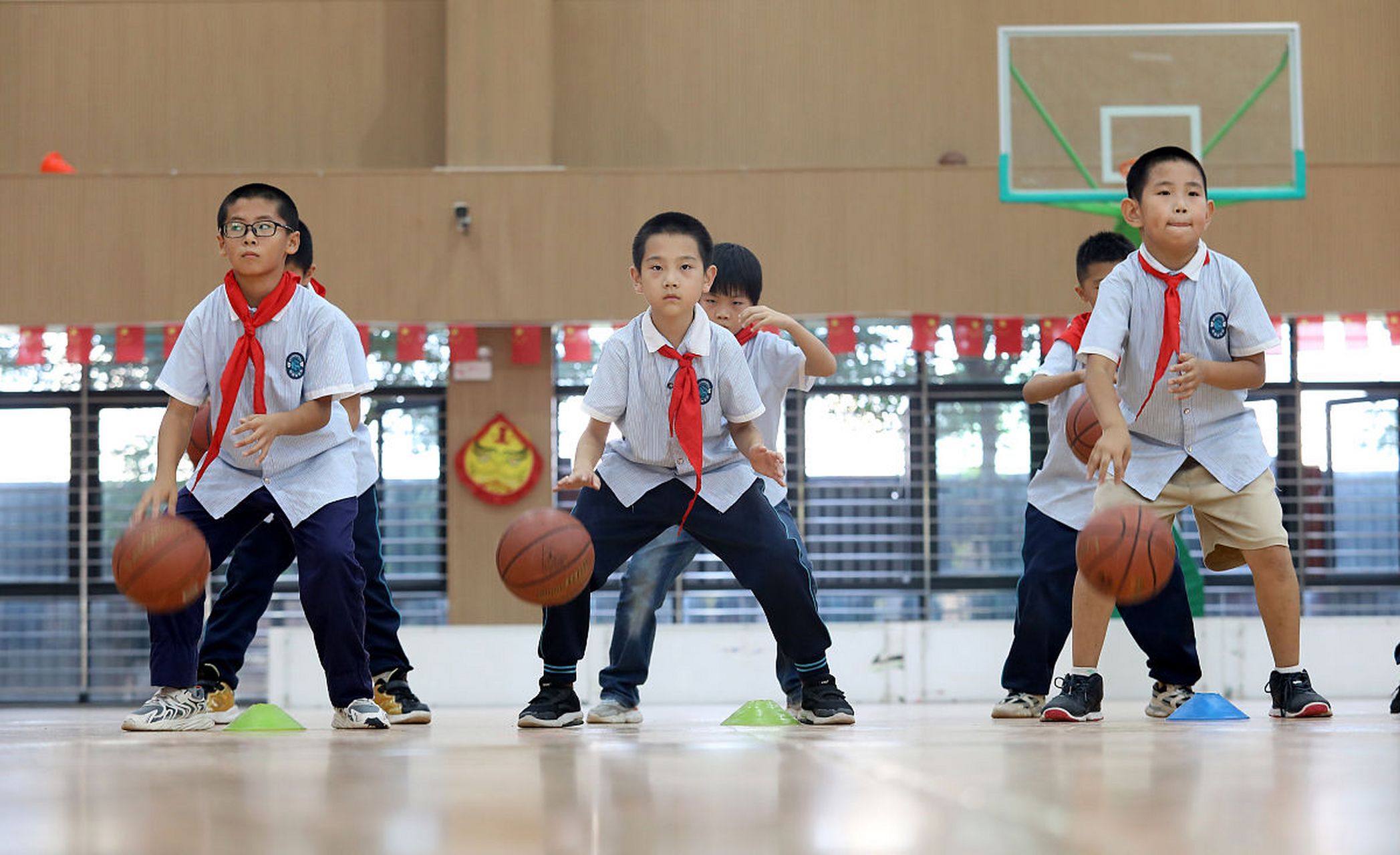 打篮球的照片小学生图片