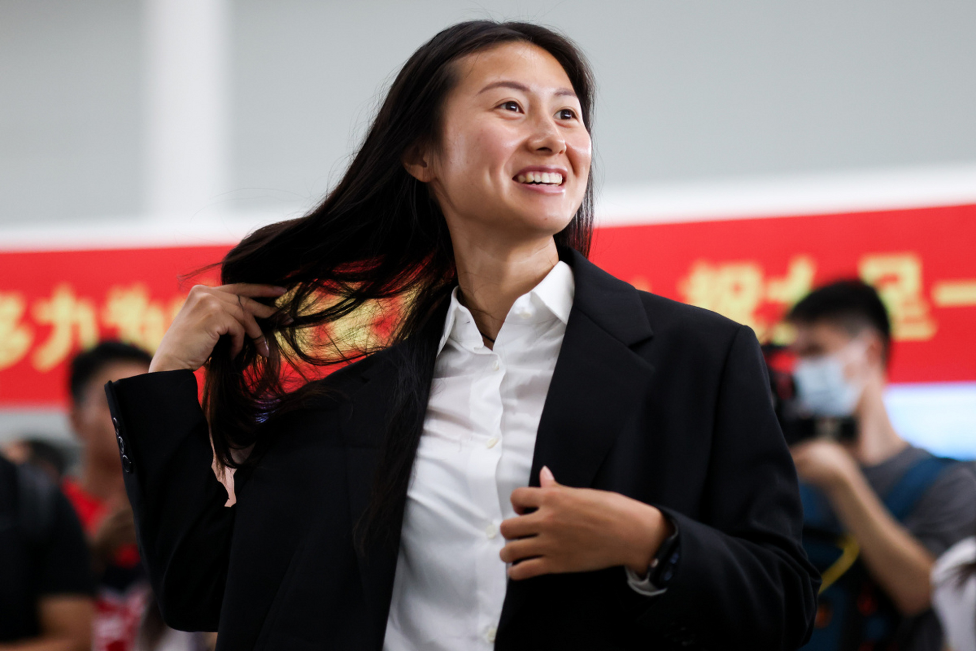 昨晚,中国女足出场阵容:1-朱钰;2-李梦雯,8-姚伟,10-张睿(28红牌),11