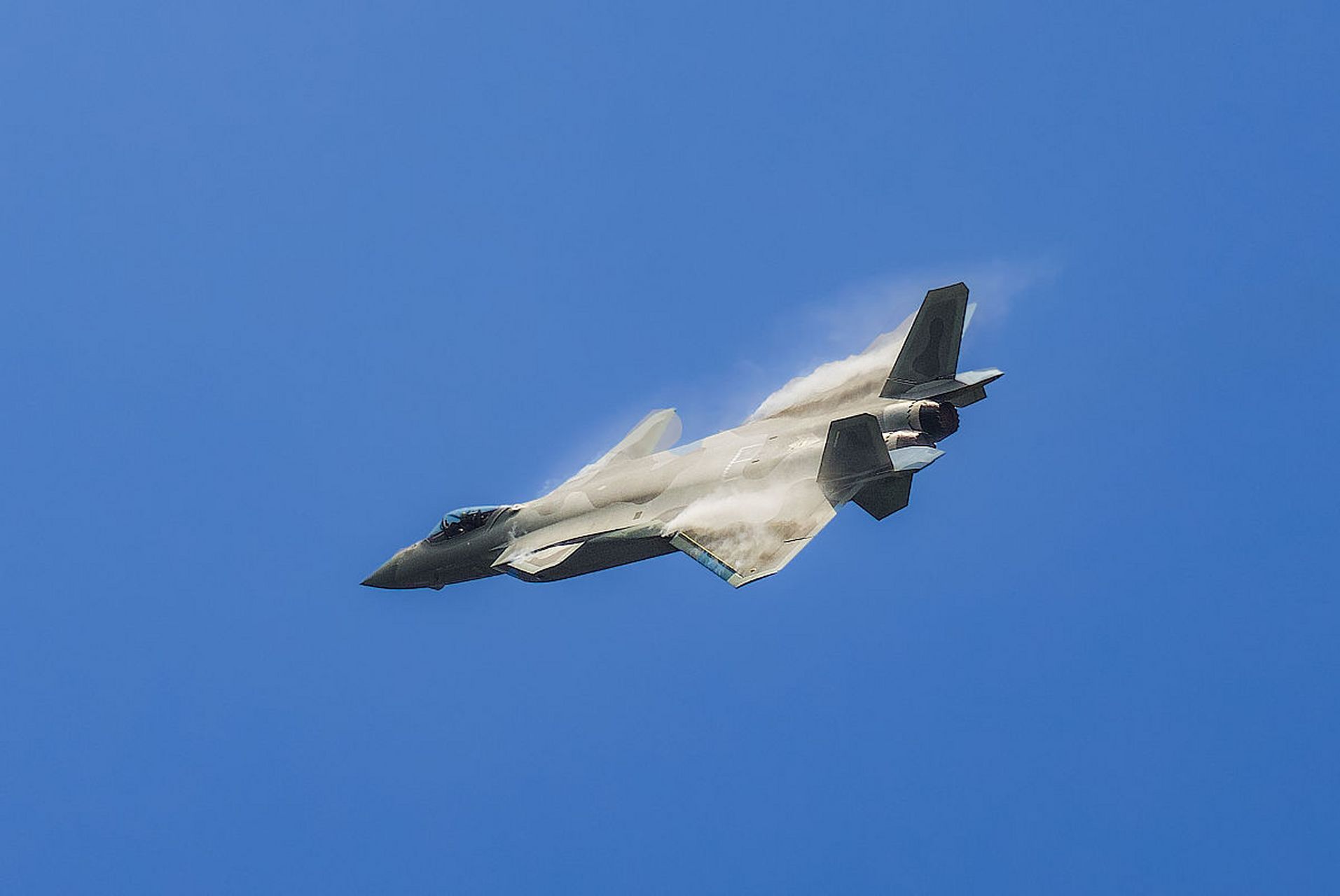 歼20战机是有价值之宝,歼20飞行员是无价之宝.