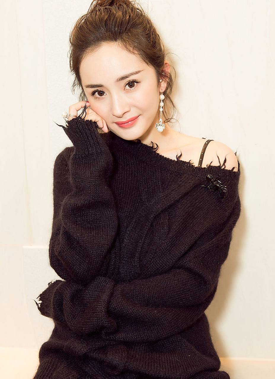 杨幂高清美图#作为圈子中备受瞩目的"狐狸眼",杨幂这对双眸如今依旧