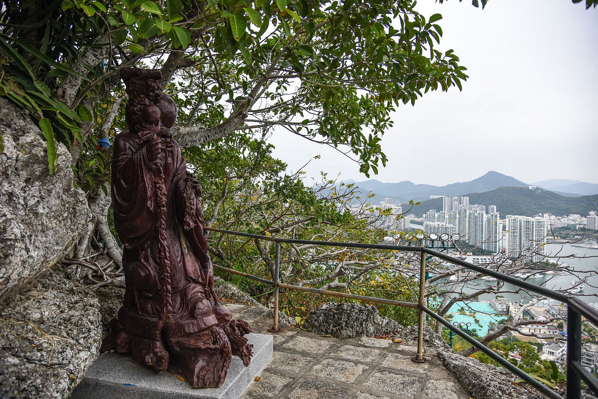来海南省唯一的山顶公园——"鹿回头山顶公园",俯瞰秀丽多姿的三亚