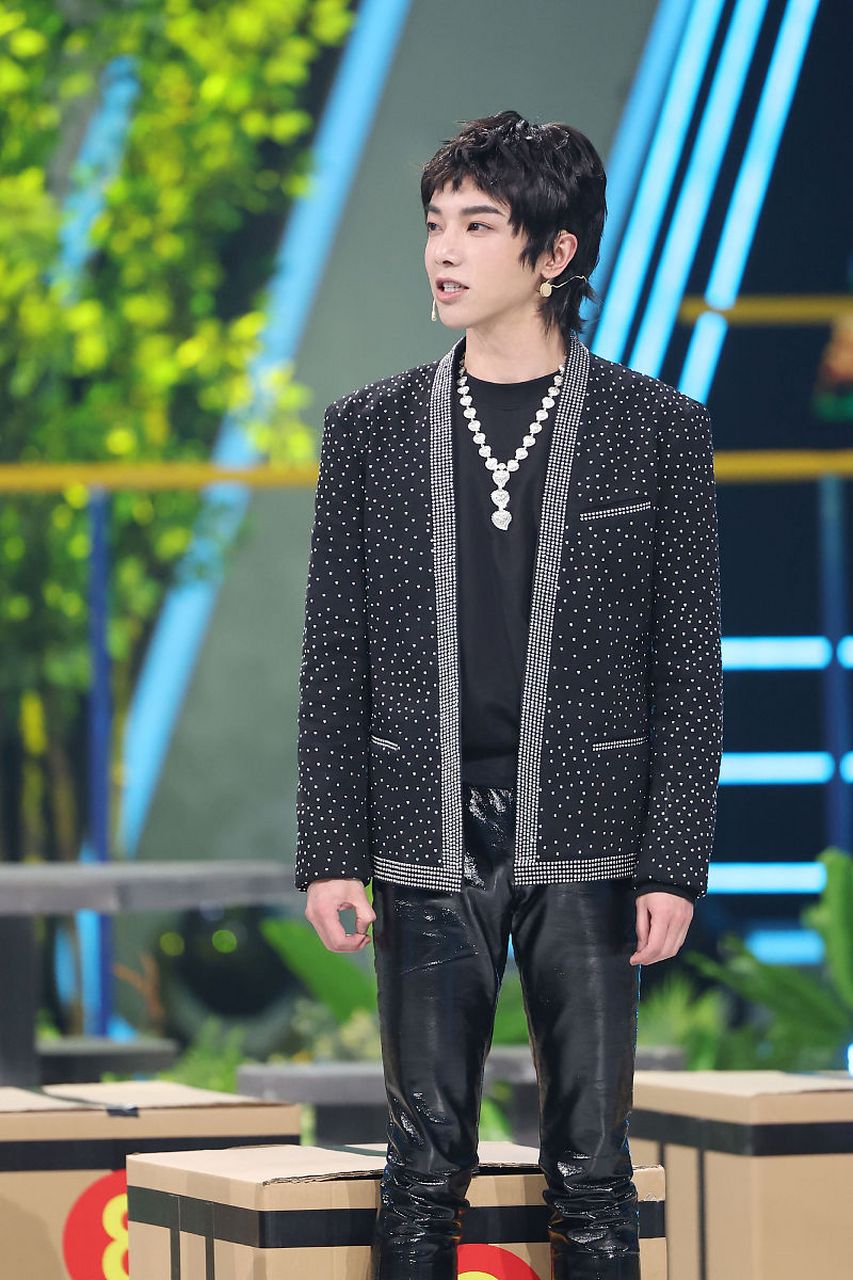 华晨宇最新怼脸生图曝光,能明显看出他脸上的整容痕迹,不少人都觉得他