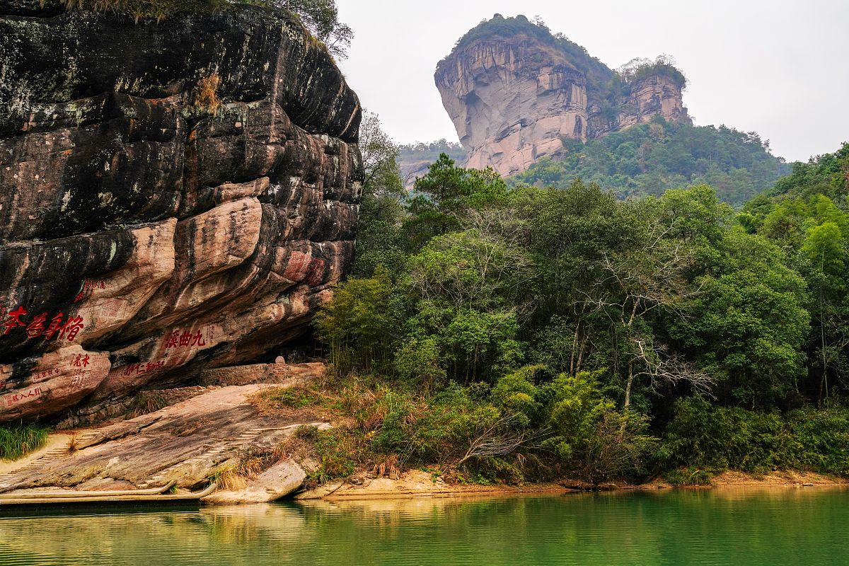 听说玉女峰是武夷山的重要景点之一,她亭亭玉立在九曲溪二曲溪南,宛如