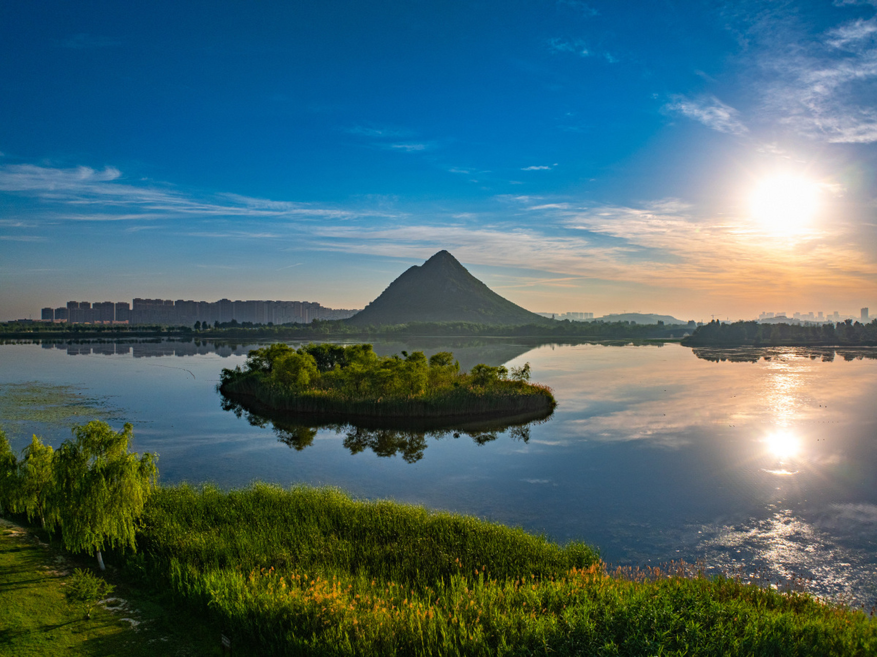 端午假期旅游推荐:华山  背景介绍: 华山,位于陕西省渭南市华阴市,是