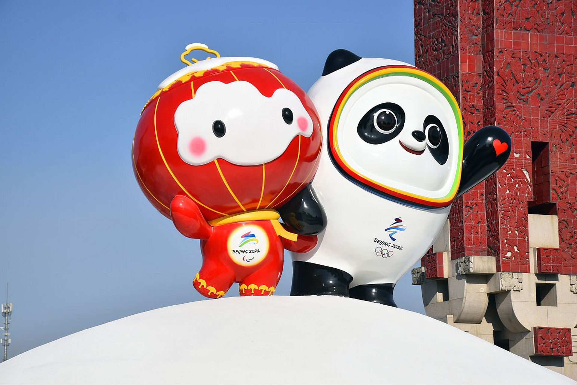 冰墩墩是2022年北京冬奥会的吉祥物,设计灵感来源于中国传统的冰雪