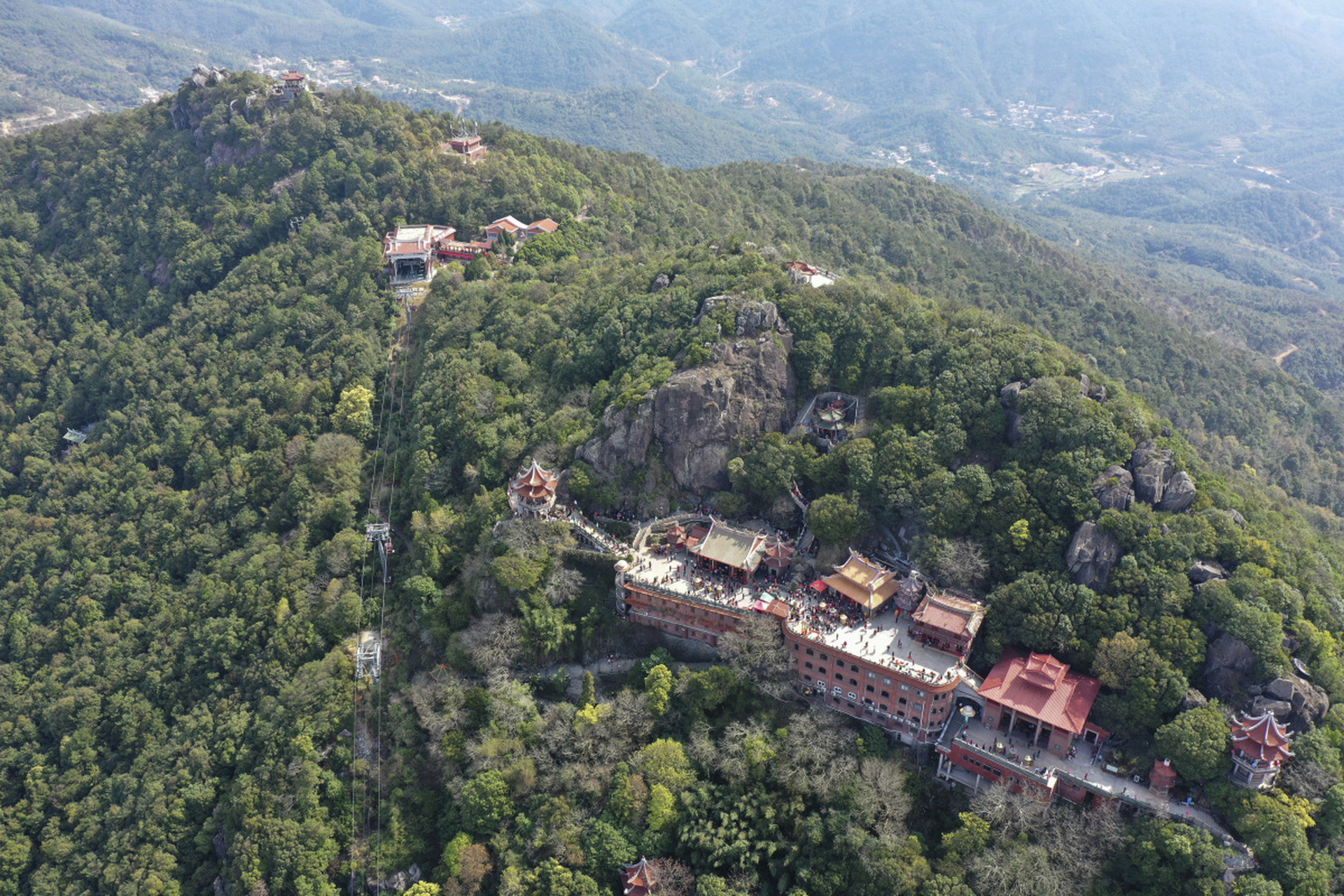泉州洛江旅游景点丰富,包括仙公山,洛阳桥,虹山瀑布和俞大猷公园等.